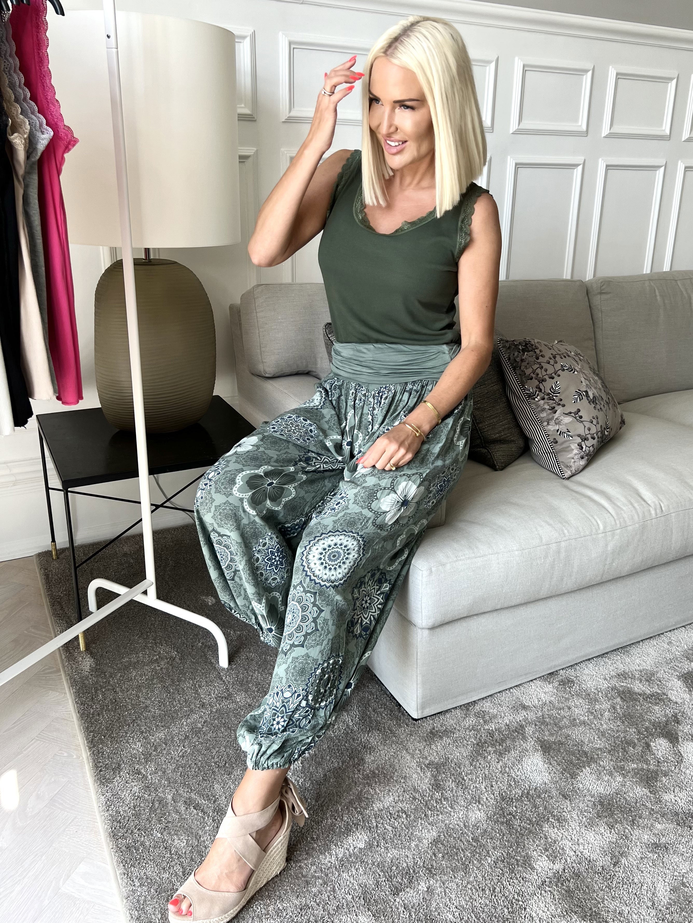 Vibe Pattern - Lätta och lösa byxor med resår i midjan - Beige